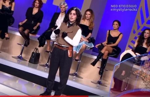 Παίκτρια του My Style Rocks με κοστούμι εποχής σε πλατό εκπομπής.