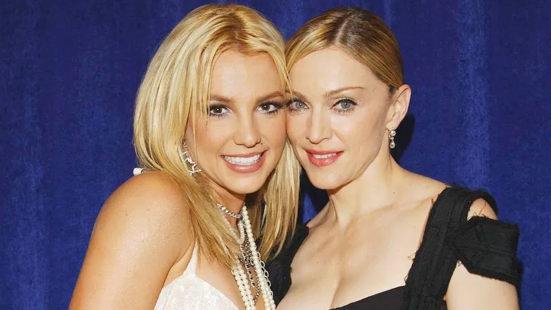 Η Britney Spears και η Madonna ποζάρουν μαζί χαμογελαστές.