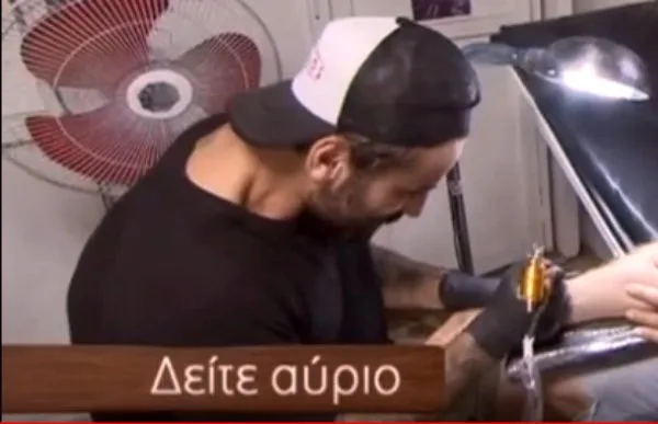 Ο Γιώργος Μαυρίδης κάνει τατουάζ σε συμπαίκτη του στο Nomads.