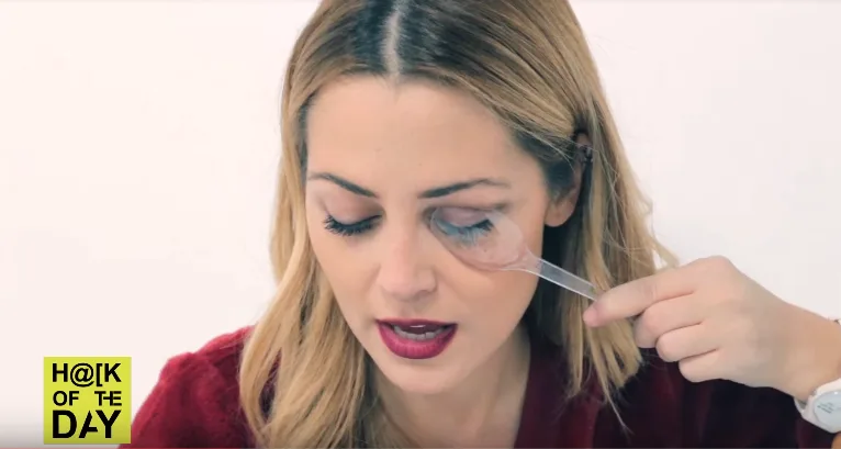 Η Ελένη Βουλγαράκη χρησιμοποιεί ένα πλαστικό κουτάλι για να εφαρμόσει σκιά ματιών.