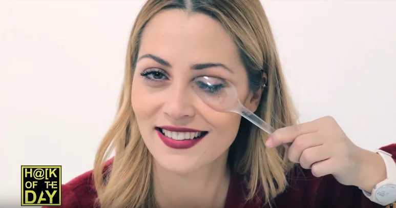 Η Ελένη Βουλγαράκη χρησιμοποιεί ένα πλαστικό κουτάλι για το μακιγιάζ των ματιών της.