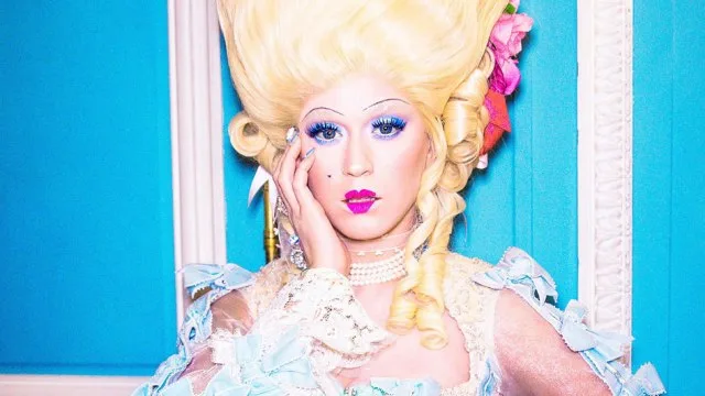 Η Katy Perry μεταμφιεσμένη σε Μαρία Αντουανέτα για το video clip του Hey Hey Hey.
