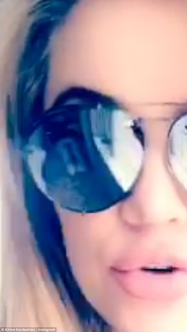 Κοντινό πλάνο της Khloe Kardashian με γυαλιά ηλίου καθρέφτες.