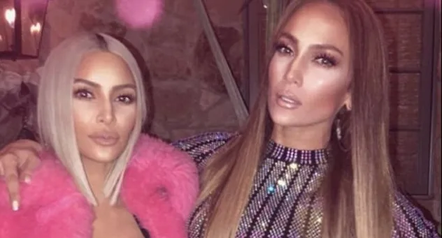 Η Kim Kardashian και η Jennifer Lopez σε κοινή τους φωτογραφία.