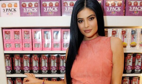 Kylie Jenner: έξαλλοι οι φαν με τα νέα πινέλα για μακιγιάζ που κυκλοφόρησε γιατί κοστίζουν 360 δολάρια!