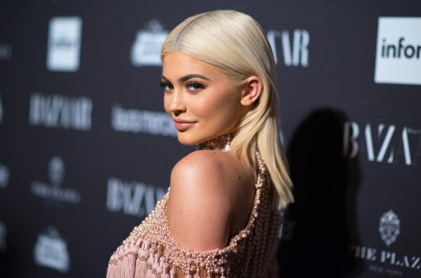 Η Kylie Jenner συνεχίζει να κρύβεται κι ας κάνει εξώφυλλα: Έδωσε συνέντευξη στη μαμά της, τη φωτογράφισε η αδερφή της!