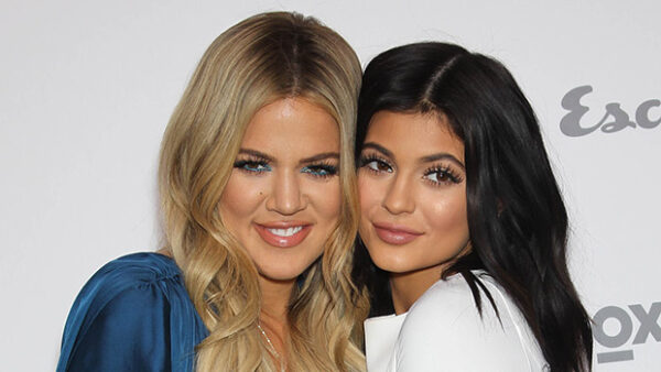 Οι (έγκυες) Khloe Kardashian και Kylie Jenner πόζαραν μαζί στο χριστουγεννιάτικο πάρτι της Kris και φυσικά οι φωτογραφίες ήταν κοντινές!