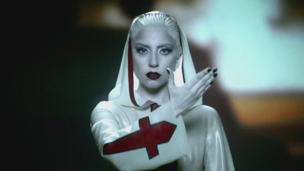 7,5 χρόνια μετά την κυκλοφορία του clip «Alejandro», η Lady Gaga μας δείχνει backstage video από τα γυρίσματα!