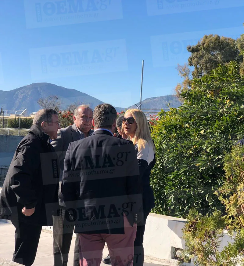 Η Άλκηστις Μαραγκουδάκη με συνεργάτες σε εξωτερικό χώρο.