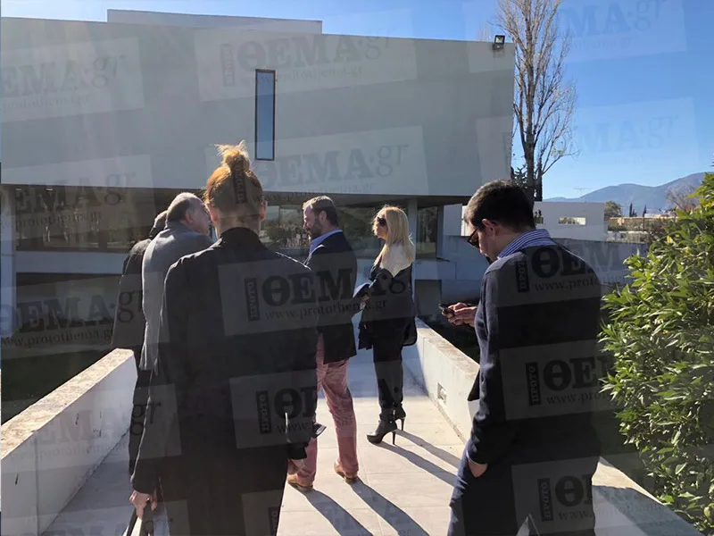 Η Άλκηστις Μαραγκουδάκη με συνεργάτες έξω από κτίριο.
