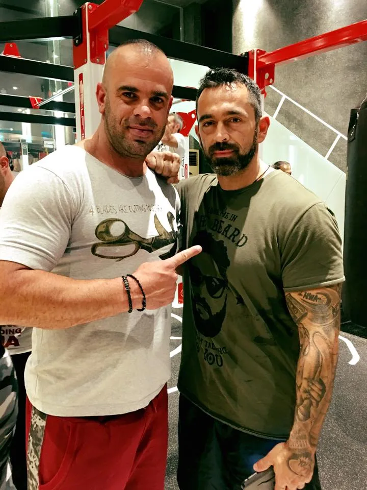 Ο Νίκος από τους Μαχητές του Survivor 2 σε γυμναστήριο.