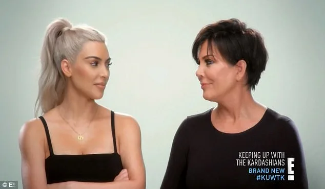 Η Kim Kardashian και η Kris Jenner σε πλάνο από το Keeping Up with the Kardashians.