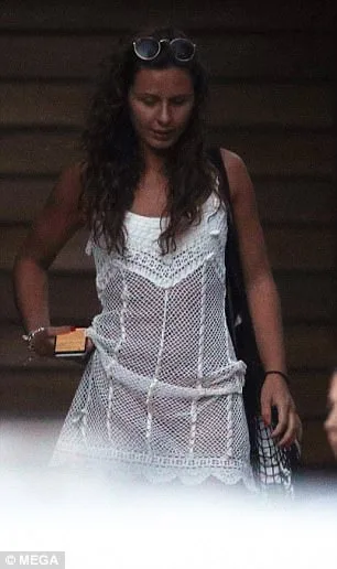 Η Selena Gomez με λευκό πλεκτό φόρεμα σε εξωτερικό χώρο.