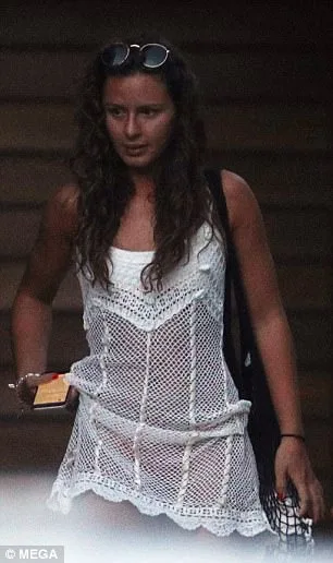 Η Selena Gomez με λευκό πλεκτό φόρεμα και γυαλιά ηλίου στα μαλλιά.