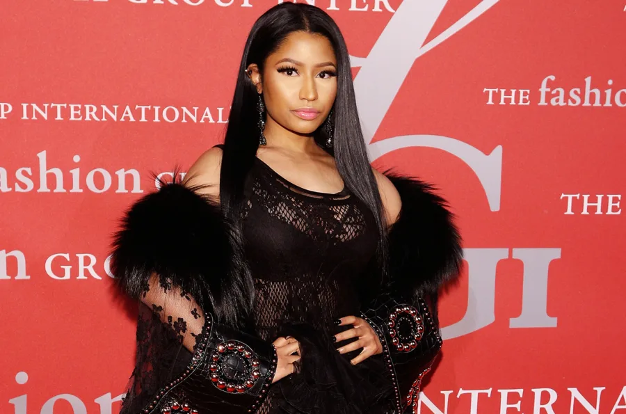 Ολόγυμνη πόζαρε η Nicki Minaj