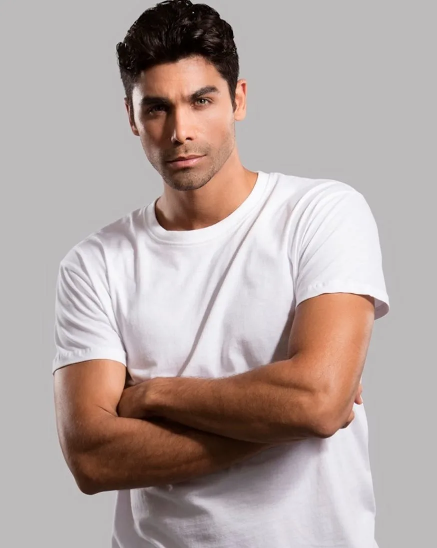 Πορτρέτο άνδρα με λευκό t-shirt και σταυρωμένα χέρια.