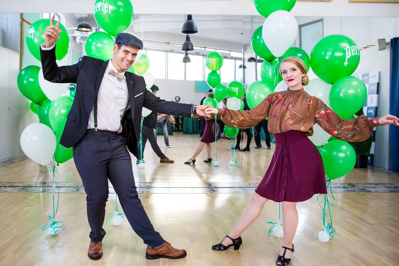 Ο Δημήτρης Ουγγαρέζος χορεύει swing σε εκδήλωση του Perrier.