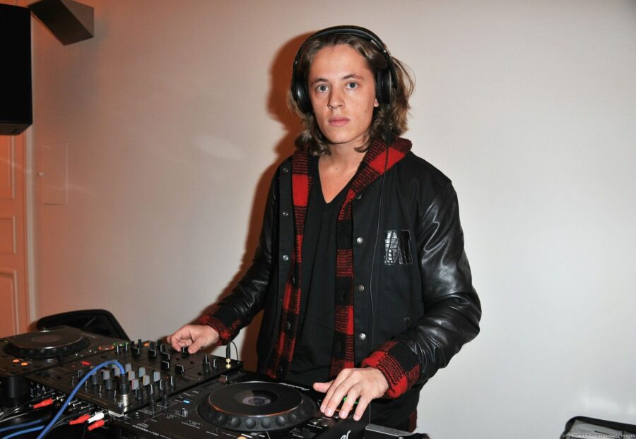 Ο γιος του Nicolas Sarkozy, Pierre, ως DJ πίσω από τα decks.