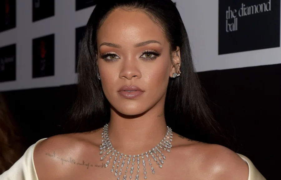 Κοντινό πορτρέτο της Rihanna με εντυπωσιακό κολιέ σε εκδήλωση.