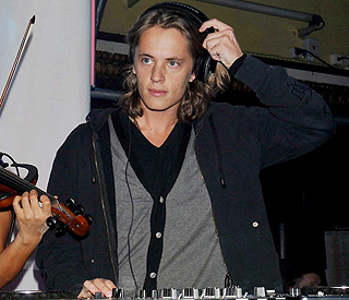 Ο γιος του Nicolas Sarkozy, Pierre, ως DJ στα decks.