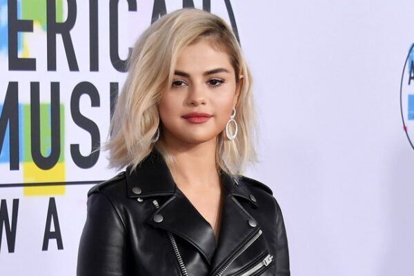 Η Selena Gomez είπε αντίο στο ξανθό και επέστρεψε στο φυσικό της χρώμα μαλλιών!