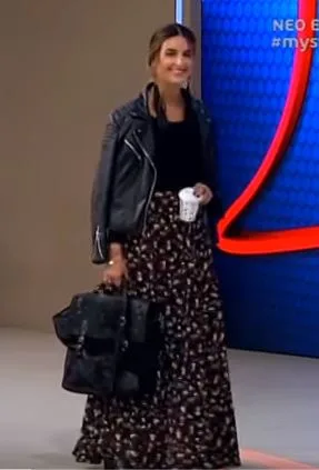 Παίκτρια του My Style Rocks με δερμάτινο τζάκετ και μακριά φλοράλ φούστα.