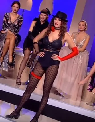 Παίκτρια του My Style Rocks με θεατρικό κοστούμι καμπαρέ.