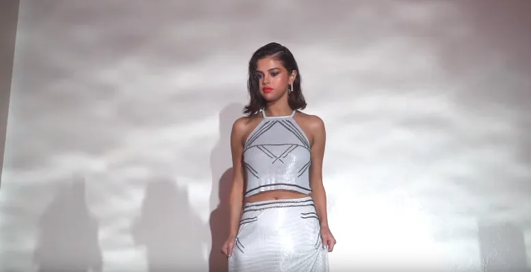 Η Selena Gomez σε πλάνο από το video clip του τραγουδιού Wolves.