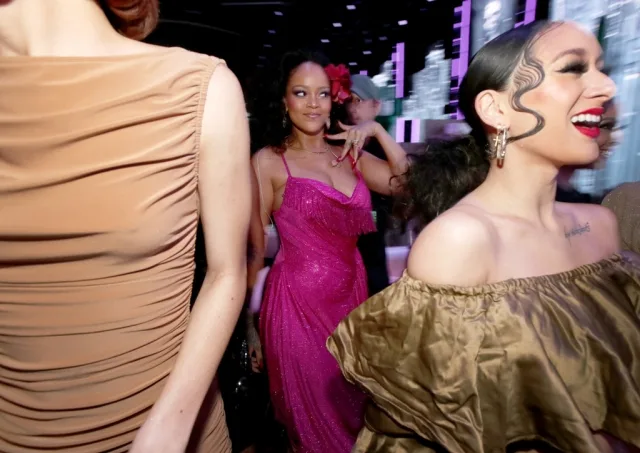Η Rihanna με φούξια φόρεμα στα Grammys.