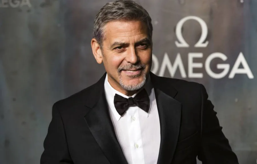 Ο George Clooney με μαύρο σμόκιν και παπιγιόν σε εκδήλωση της Omega.