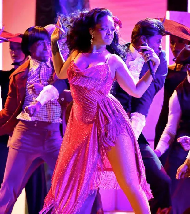 Η Rihanna στη σκηνή των βραβείων Grammy με φούξια φόρεμα.