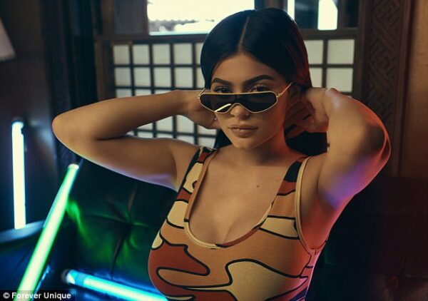 Η Kylie Jenner σε νέα καμπάνια με ΕΠΙΠΕΔΗ κοιλιά – Αλλά πότε έγινε η φωτογράφιση;