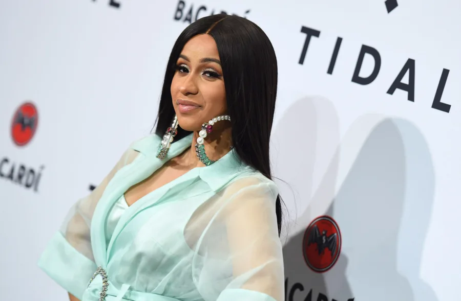 Το πρώτο της παιδί περιμένει η Cardi B