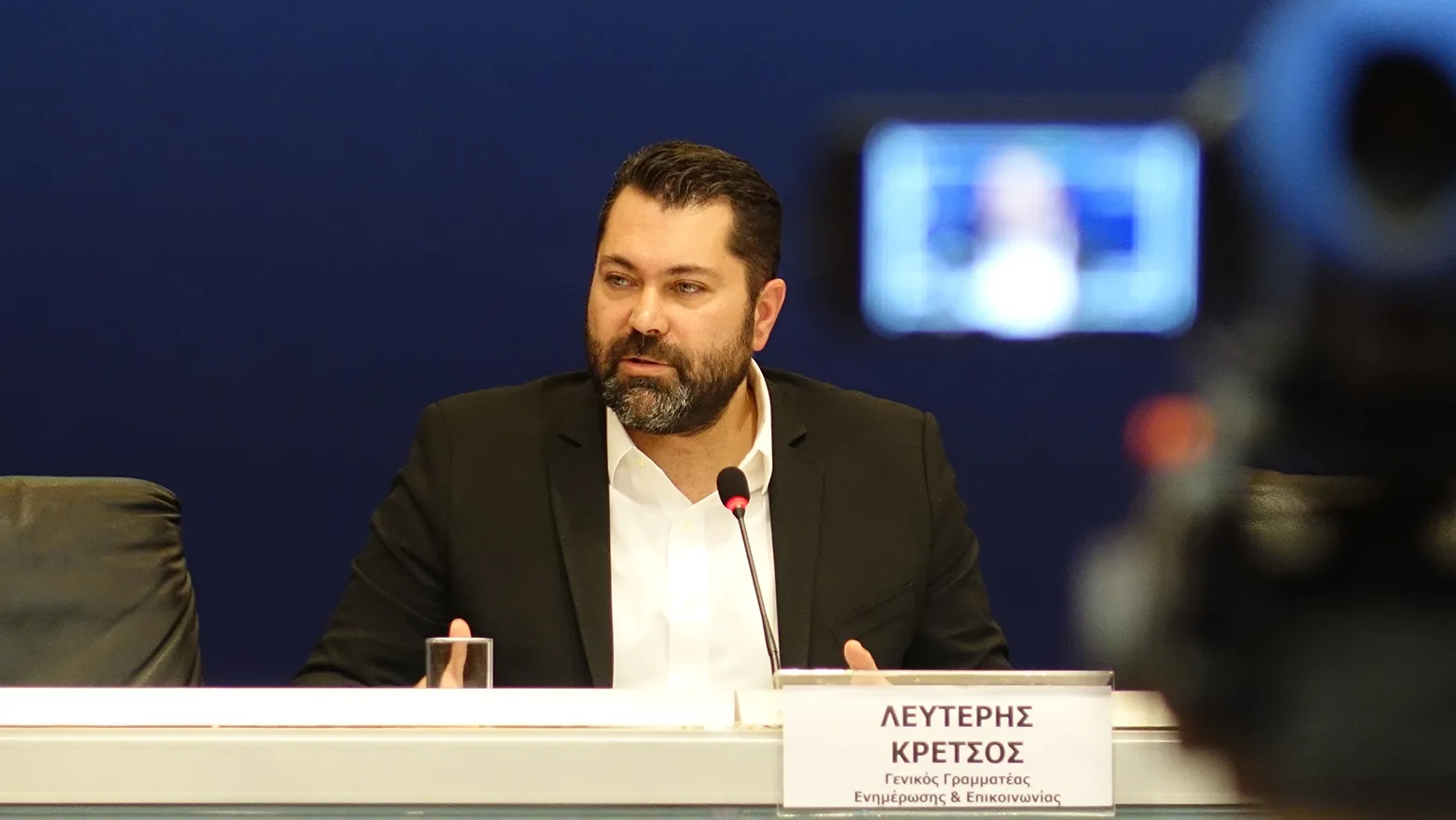Ο Λευτέρης Κρέτσος σε ομιλία πίσω από ένα μικρόφωνο.