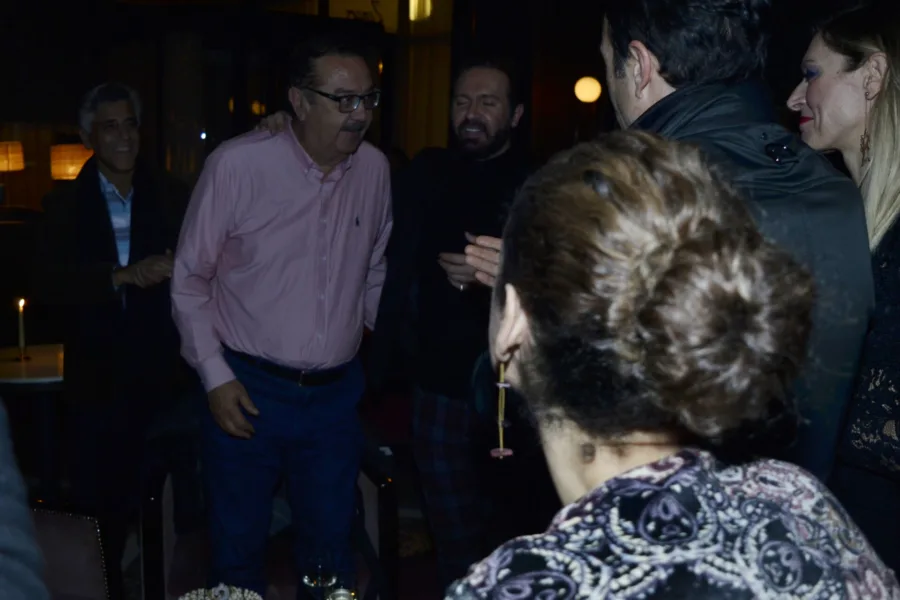 Συντελεστές της παράστασης «Γοργόνες και Μάγκες» σε βραδινή έξοδο.