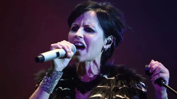 Η Dolores O’Riordan των The Cranberries τραγουδάει σε συναυλία