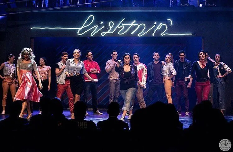 παράταση των παραστάσεων Grease