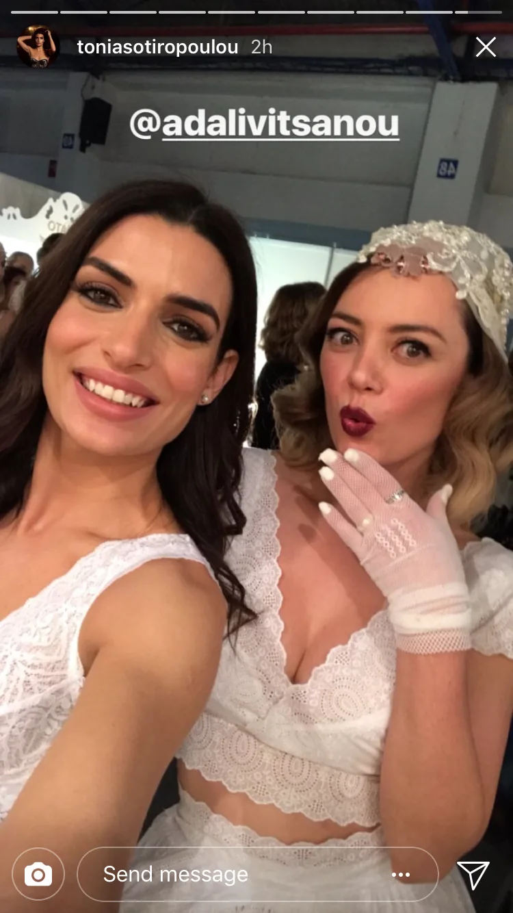 Δύο γυναίκες με λευκά δαντελωτά ρούχα και νυφικό στυλ σε selfie.