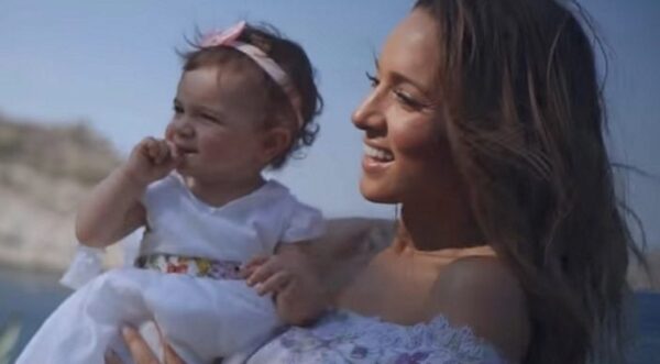“Mommy Loves You”: To νέο τραγούδι και video clip της Καλομοίρας αφιερωμένο στα παιδιά της