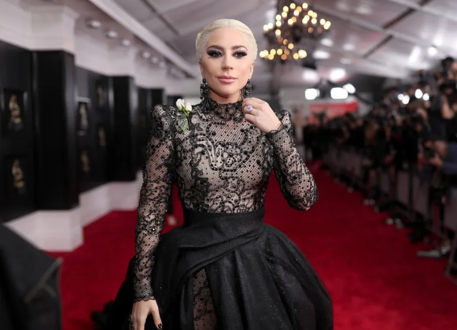 Η Lady Gaga στο κόκκινο χαλί των βραβείων Grammy 2018.