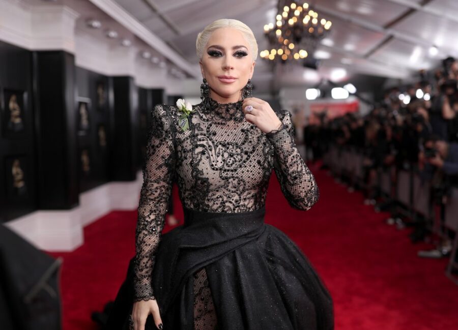 Η Lady Gaga στο κόκκινο χαλί των βραβείων Grammy 2018.