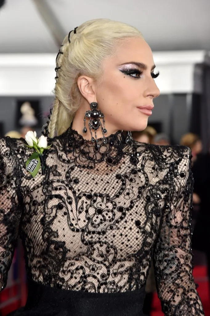 Η Lady Gaga στο κόκκινο χαλί των βραβείων Grammy 2018.