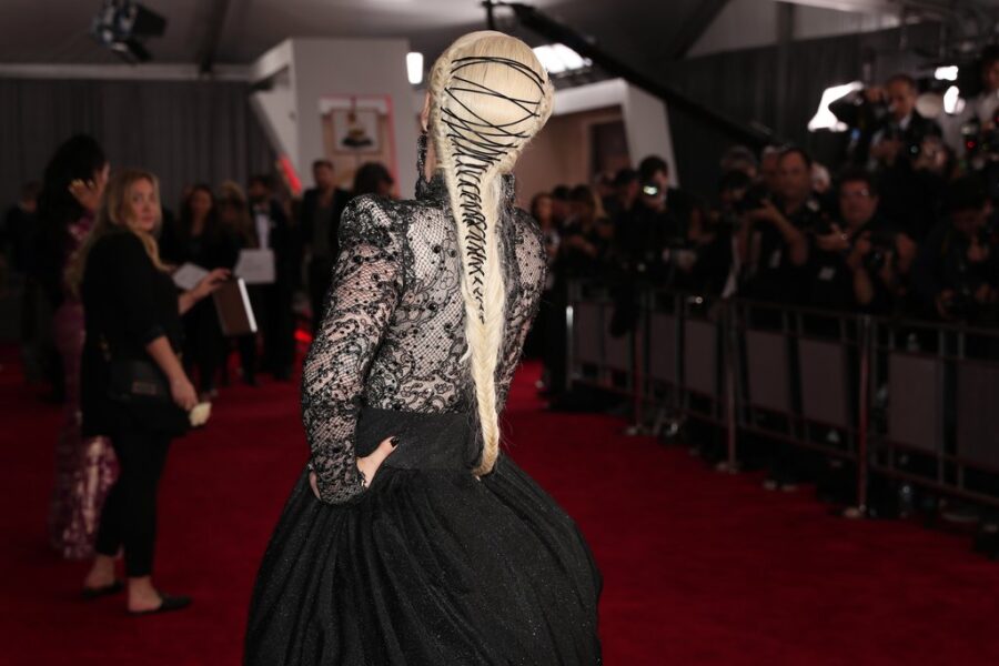 Η Lady Gaga με εντυπωσιακό χτένισμα και δαντελένιο φόρεμα στο κόκκινο χαλί των Grammy 2018.
