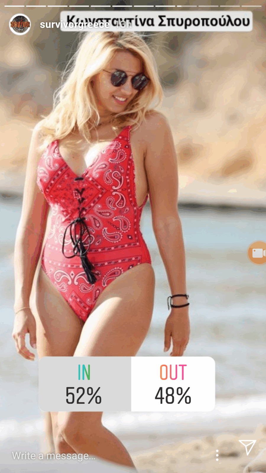 Γυναίκα με κόκκινο μαγιό και γυαλιά ηλίου σε παραλία.