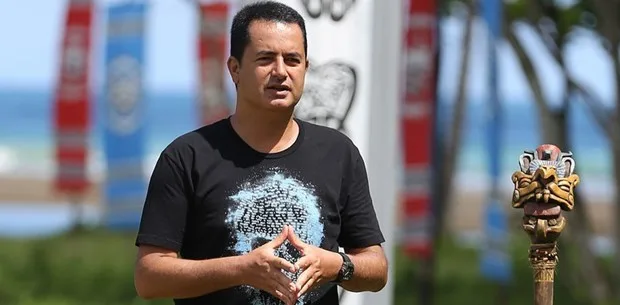 Ο Ατζούν Ιλιτζαλί σε εξωτερικό χώρο με φόντο σημαίες του Survivor.