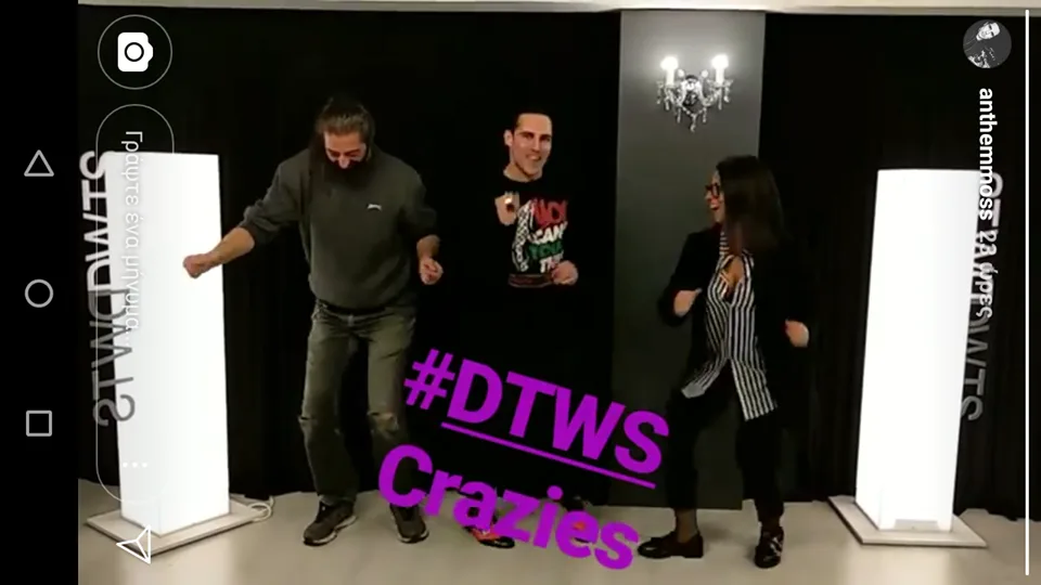 Τρία άτομα χορεύουν σε παρασκήνια του Dancing With The Stars.
