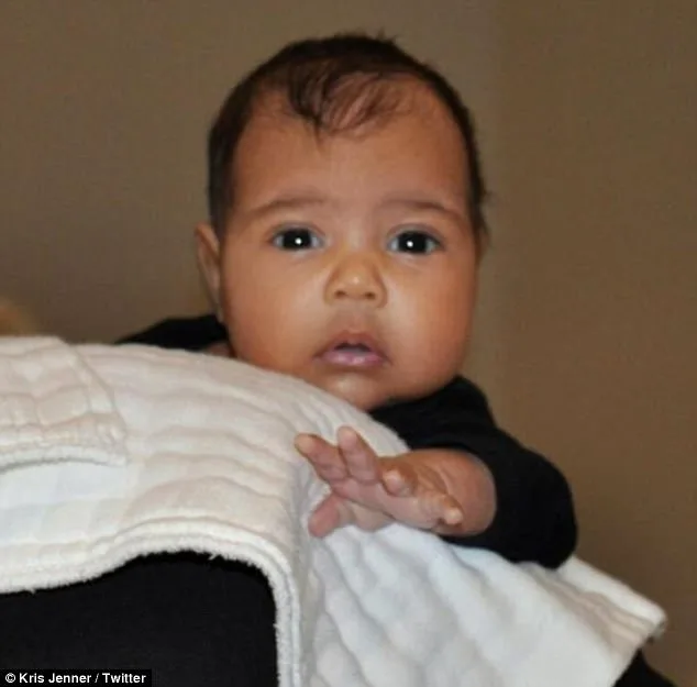 Η νεογέννητη κόρη της Kim Kardashian, North West, σε κοντινό πλάνο.