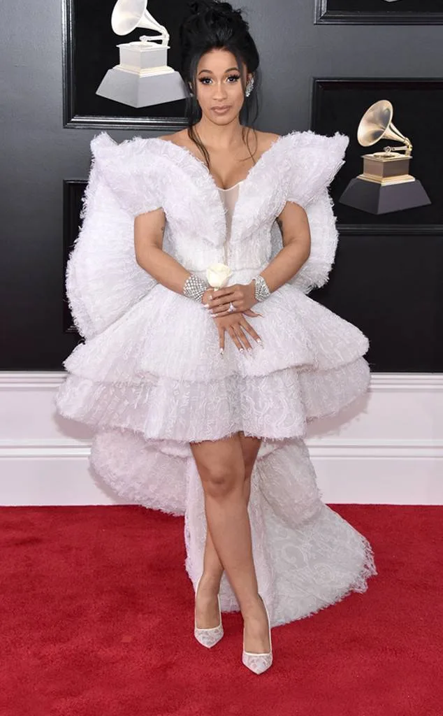 Η Cardi B με λευκό φόρεμα στο κόκκινο χαλί των βραβείων Grammy 2018.