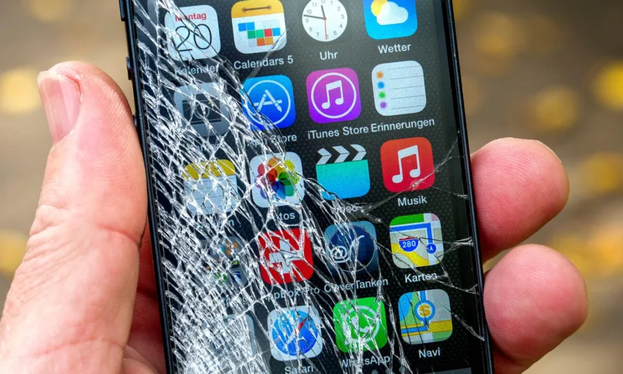 smartphone με σπασμένη οθόνη