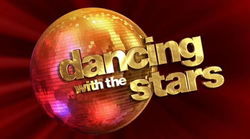 Το λογότυπο της εκπομπής Dancing with the Stars σε χρυσό φόντο με ντισκομπάλα.